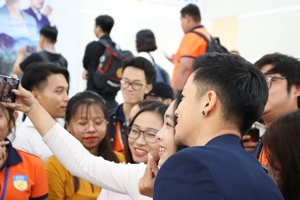 Bộ 3 “đại sứ” Thuận Đoàn, Trọng Hiếu, Lê Giang truyền cảm hứng phấn đấu cùng sinh viên HUTECH 136