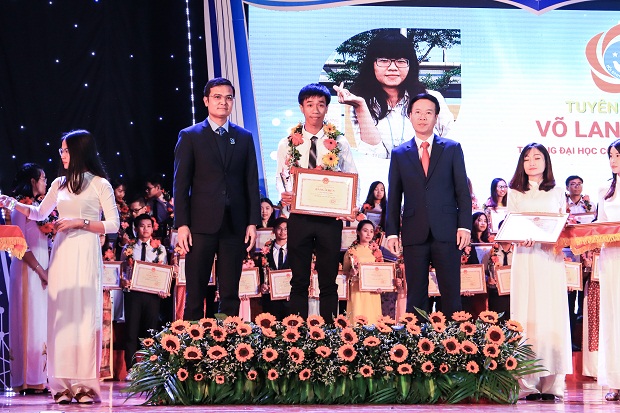 86 sinh viên HUTECH được tuyên dương “Sinh viên 5 Tốt” cấp Trung ương tại Hà Nội 48