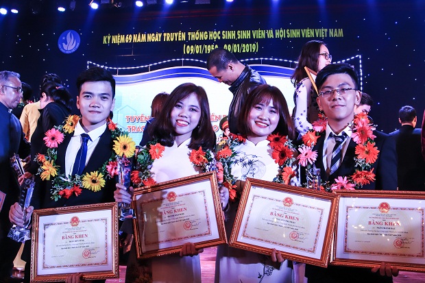 86 sinh viên HUTECH được tuyên dương “Sinh viên 5 Tốt” cấp Trung ương tại Hà Nội 51