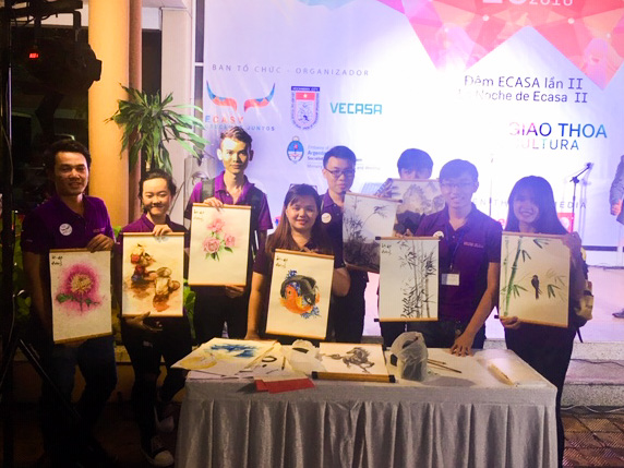 Sinh viên HUTECH tặng tranh cho đại sứ Argentina, Panama và những người bạn từ Mỹ Latin 18