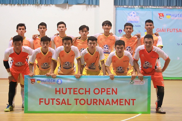 Futsal 2019: Thắng đậm 5 - 1, HUTECH lội ngược dòng giành vé vào Tứ kết 15