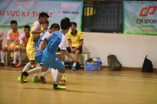 Futsal 2019: Thắng đậm 5 - 1, HUTECH lội ngược dòng giành vé vào Tứ kết 34