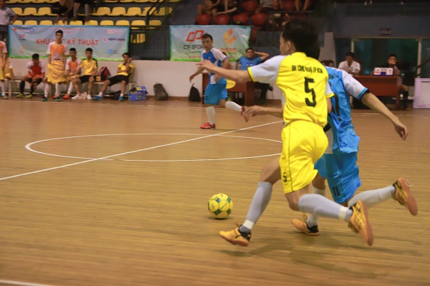 Futsal 2019: Thắng đậm 5 - 1, HUTECH lội ngược dòng giành vé vào Tứ kết 37
