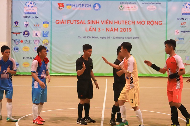 Futsal 2019: Thắng đậm 5 - 1, HUTECH lội ngược dòng giành vé vào Tứ kết 50