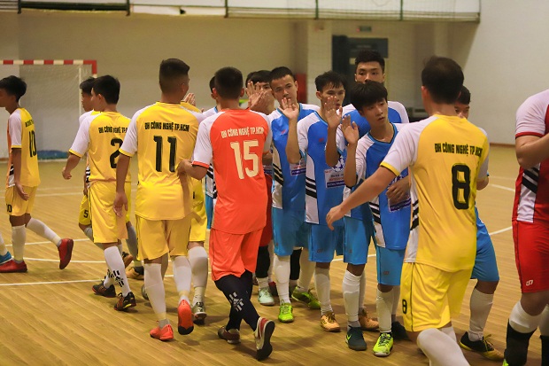 Futsal 2019: Thắng đậm 5 - 1, HUTECH lội ngược dòng giành vé vào Tứ kết 36