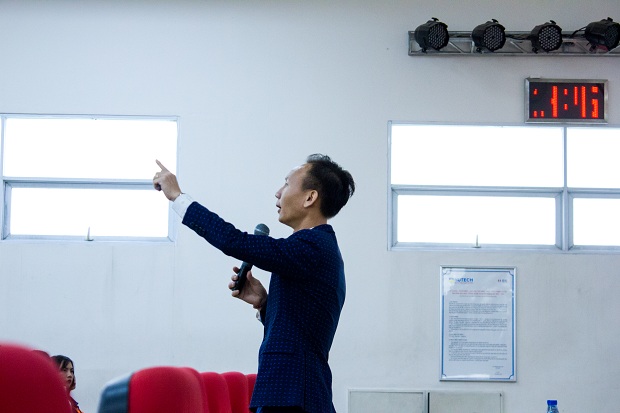 Diễn giả Huỳnh Anh Bình trang bị “Kỹ năng học Đại học” cùng tân binh Khoa KHXH&NV 25