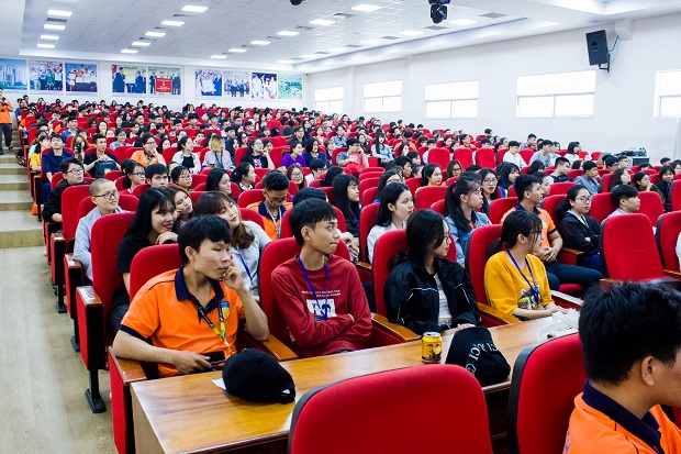 Diễn giả Huỳnh Anh Bình trang bị “Kỹ năng học Đại học” cùng tân binh Khoa KHXH&NV 54