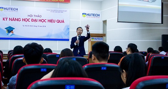 Diễn giả Huỳnh Anh Bình trang bị “Kỹ năng học Đại học” cùng tân binh Khoa KHXH&NV 9