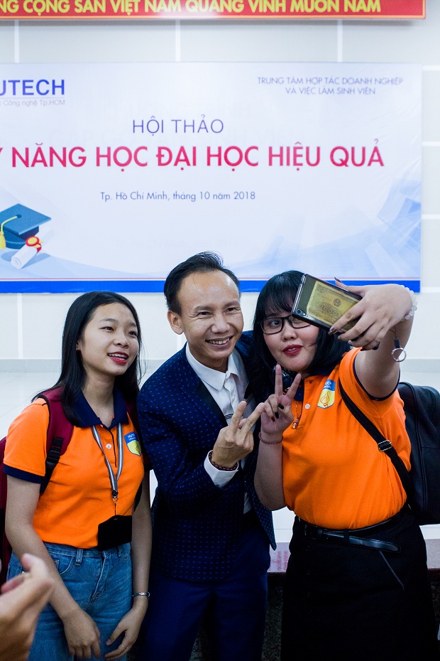 Diễn giả Huỳnh Anh Bình trang bị “Kỹ năng học Đại học” cùng tân binh Khoa KHXH&NV 22
