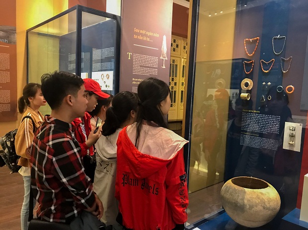 Sinh viên ngành Công nghệ dệt may tìm hiểu lịch sử trang phục dân tộc tại Bảo tàng Lịch sử TP. HCM 26