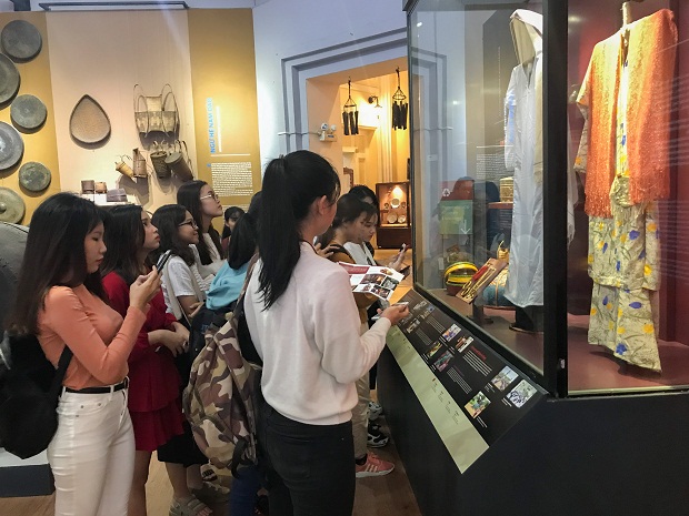 Sinh viên ngành Công nghệ dệt may tìm hiểu lịch sử trang phục dân tộc tại Bảo tàng Lịch sử TP. HCM 12