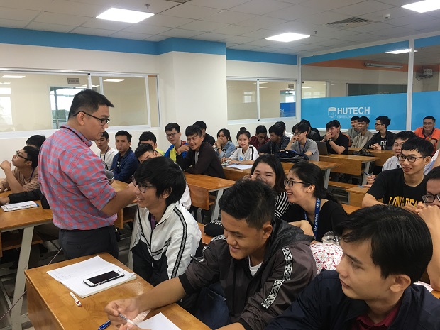 Faculty of Information Technology invites expert from business to teach major subjects 15