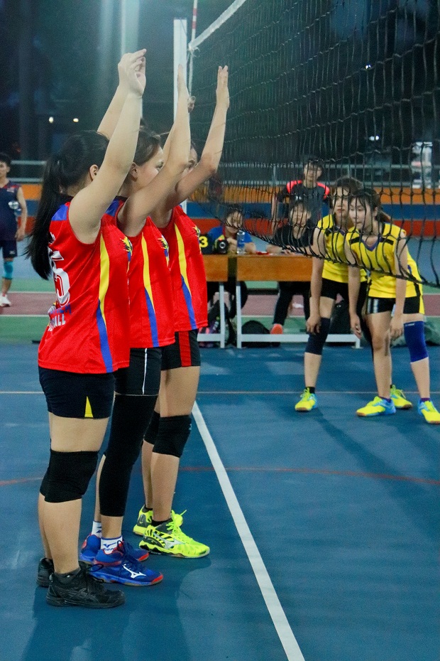 Đội bóng chuyền nữ HUTECH giành ngôi đầu bảng tiến thẳng vào Vòng bán kết 18