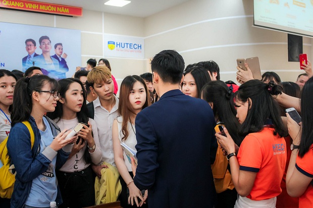 Bộ 3 “đại sứ” Thuận Đoàn, Trọng Hiếu, Lê Giang truyền cảm hứng phấn đấu cùng sinh viên HUTECH 139
