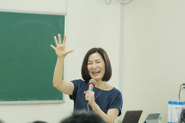 Sinh viên khoa Nhật Bản học luyện tập phát âm cùng Giáo sư Đại học Waseda 38