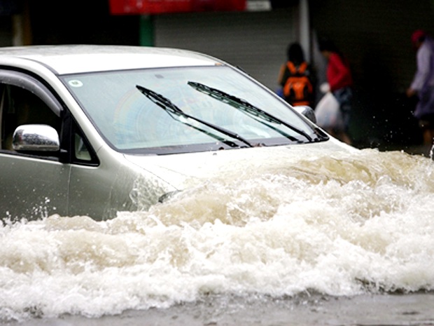 Cách xử lý ô tô, xe máy bị chết máy do ngập nước khi trời mưa bão 96