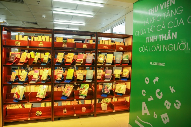 Thousands of foreign language books donated by the Asia Foundation arrive at HUTECH Library 10