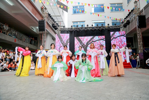 Monstar St.319 tưng bừng hội ngộ hơn 5.000 sinh viên yêu tiếng Hàn tại HUTECH 65