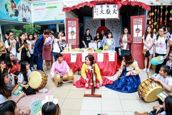 Monstar St.319 tưng bừng hội ngộ hơn 5.000 sinh viên yêu tiếng Hàn tại HUTECH 59