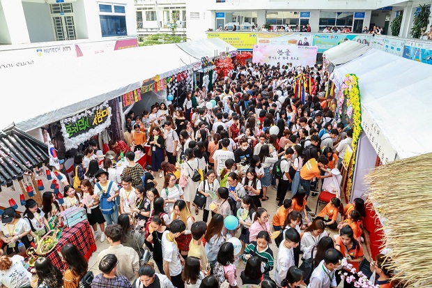 Monstar St.319 tưng bừng hội ngộ hơn 5.000 sinh viên yêu tiếng Hàn tại HUTECH 82