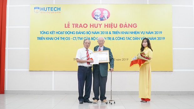 Đảng bộ HUTECH trao huy hiệu Đảng và tổng kết, khen thưởng hoạt động năm 2018 14