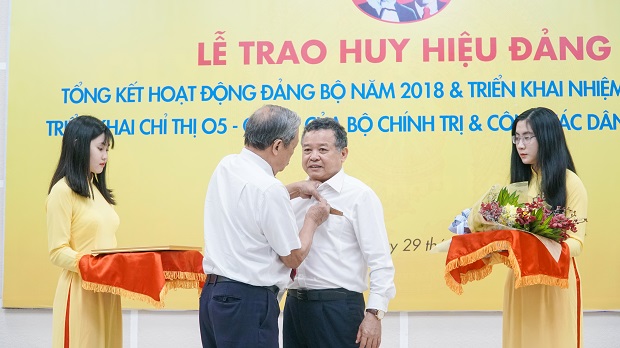 Đảng bộ HUTECH trao huy hiệu Đảng và tổng kết, khen thưởng hoạt động năm 2018 18