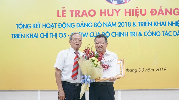 Đảng bộ HUTECH trao huy hiệu Đảng và tổng kết, khen thưởng hoạt động năm 2018 21