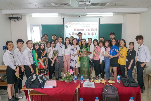 “Du lịch” 3 miền cùng sinh viên khoa QTDL-NH-KS chào mừng 5 năm thành lập Khoa 53