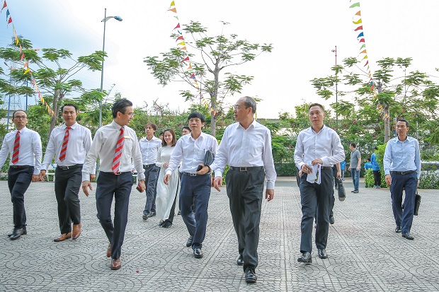 Đoàn Tỉnh trưởng Vân Nam (Trung Quốc) ấn tượng với cơ sở học tập hiện đại của HUTECH 16