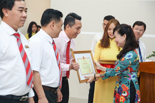 HUTECH honorably receives the Emulation Flag from the Prime Minister on the occasion of the 24th Anniversary of the University’s establishment 122