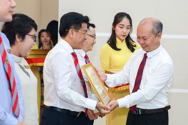 HUTECH honorably receives the Emulation Flag from the Prime Minister on the occasion of the 24th Anniversary of the University’s establishment 128