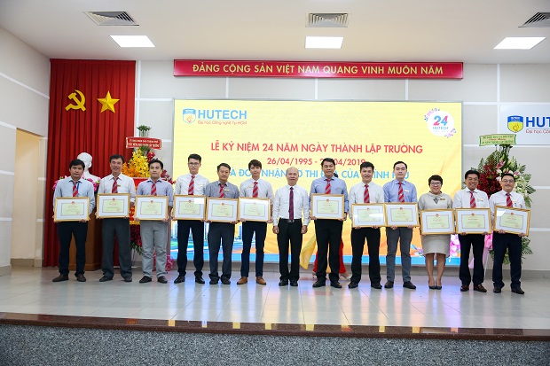 HUTECH honorably receives the Emulation Flag from the Prime Minister on the occasion of the 24th Anniversary of the University’s establishment 131