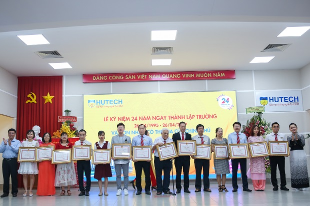 HUTECH honorably receives the Emulation Flag from the Prime Minister on the occasion of the 24th Anniversary of the University’s establishment 140