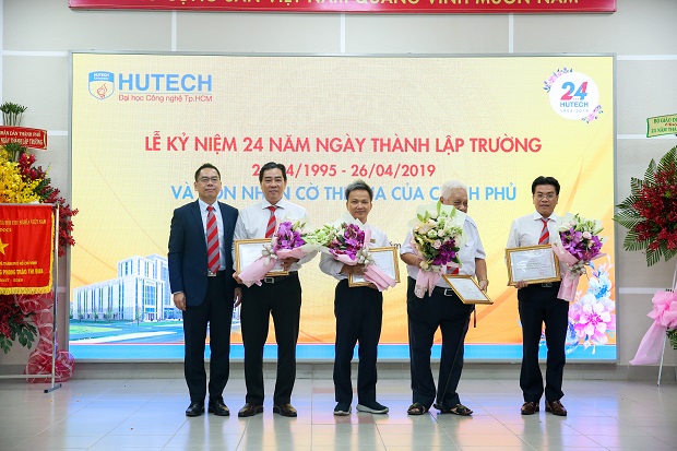 HUTECH honorably receives the Emulation Flag from the Prime Minister on the occasion of the 24th Anniversary of the University’s establishment 159