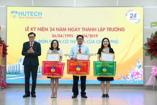 HUTECH honorably receives the Emulation Flag from the Prime Minister on the occasion of the 24th Anniversary of the University’s establishment 169