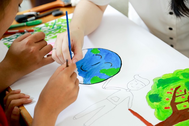 Viện Khoa học Ứng dụng HUTECH thi vẽ tranh “Save the Earth” nhân ngày Môi trường thế giới 30
