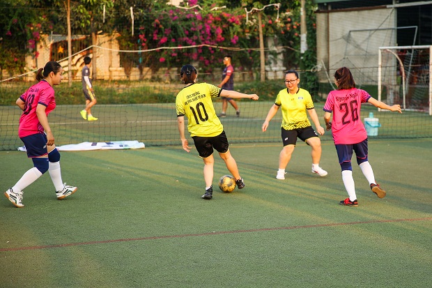 HUTECH thắng 4-2 tại trận ra quân Giải bóng đá nữ mini Khối thi số 4 95