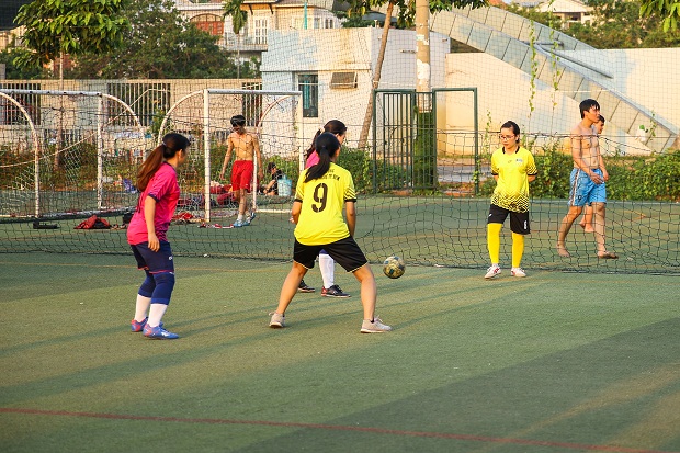 HUTECH thắng 4-2 tại trận ra quân Giải bóng đá nữ mini Khối thi số 4 98