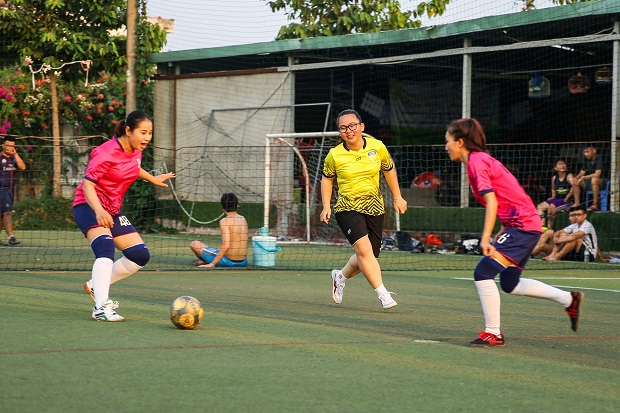HUTECH thắng 4-2 tại trận ra quân Giải bóng đá nữ mini Khối thi số 4 110