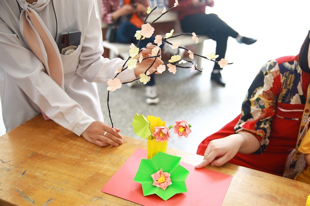 Sinh viên Khoa Nhật Bản thử sức với nghệ thuật gấp giấy Origami 47