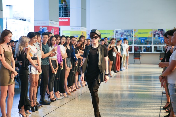 Sinh viên ngành Thiết kế thời trang tìm kiếm người mẫu chuyên nghiệp cho đồ án kết thúc môn học 20