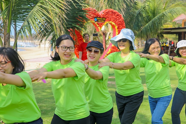 CB - GV - NV nữ HUTECH giao lưu kỷ niệm ngày 8/3 tại KDL Hương Phong - Hồ Cốc 41