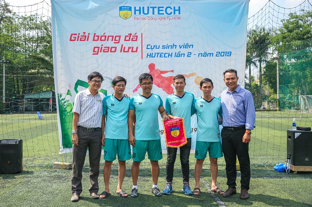 Đội bóng Cựu sinh viên 2010 giành ngôi Vô địch giải bóng đá Cựu sinh viên HUTECH 2019 56