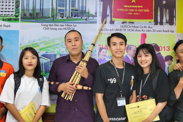 Lắng nghe âm thanh nhạc cụ dân gian Việt Nam cùng sinh viên HUTECH 64