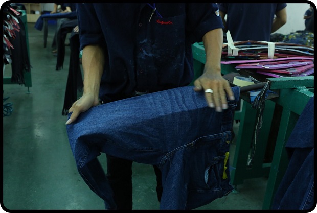 Tìm hiểu Quy trình sản xuất đồ jean cùng sinh viên Công nghệ dệt, may HUTECH 36