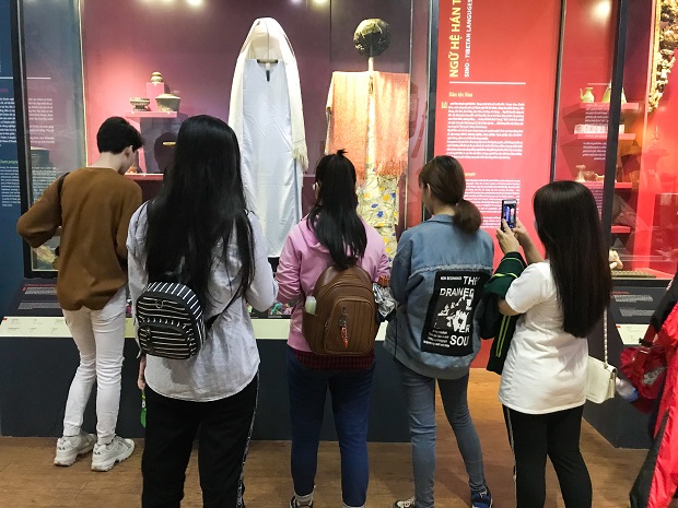 Sinh viên ngành Thiết kế thời trang “học” lịch sử trang phục Việt Nam tại Bảo tàng 19