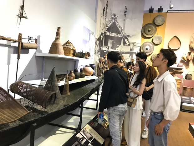 Sinh viên ngành Thiết kế thời trang “học” lịch sử trang phục Việt Nam tại Bảo tàng 37