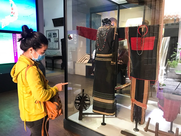 Sinh viên ngành Thiết kế thời trang “học” lịch sử trang phục Việt Nam tại Bảo tàng 22