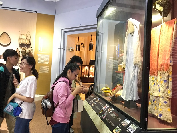 Sinh viên ngành Thiết kế thời trang “học” lịch sử trang phục Việt Nam tại Bảo tàng 25