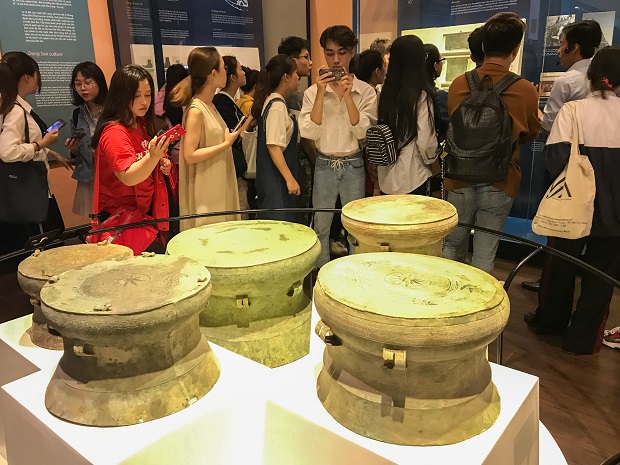 Sinh viên ngành Thiết kế thời trang “học” lịch sử trang phục Việt Nam tại Bảo tàng 46